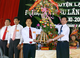 Đồng chí Nguyễn Hữu Duyêt, Phó Bí thư Thường trực Tỉnh ủy tặng hoa chúc mừng Đại hội